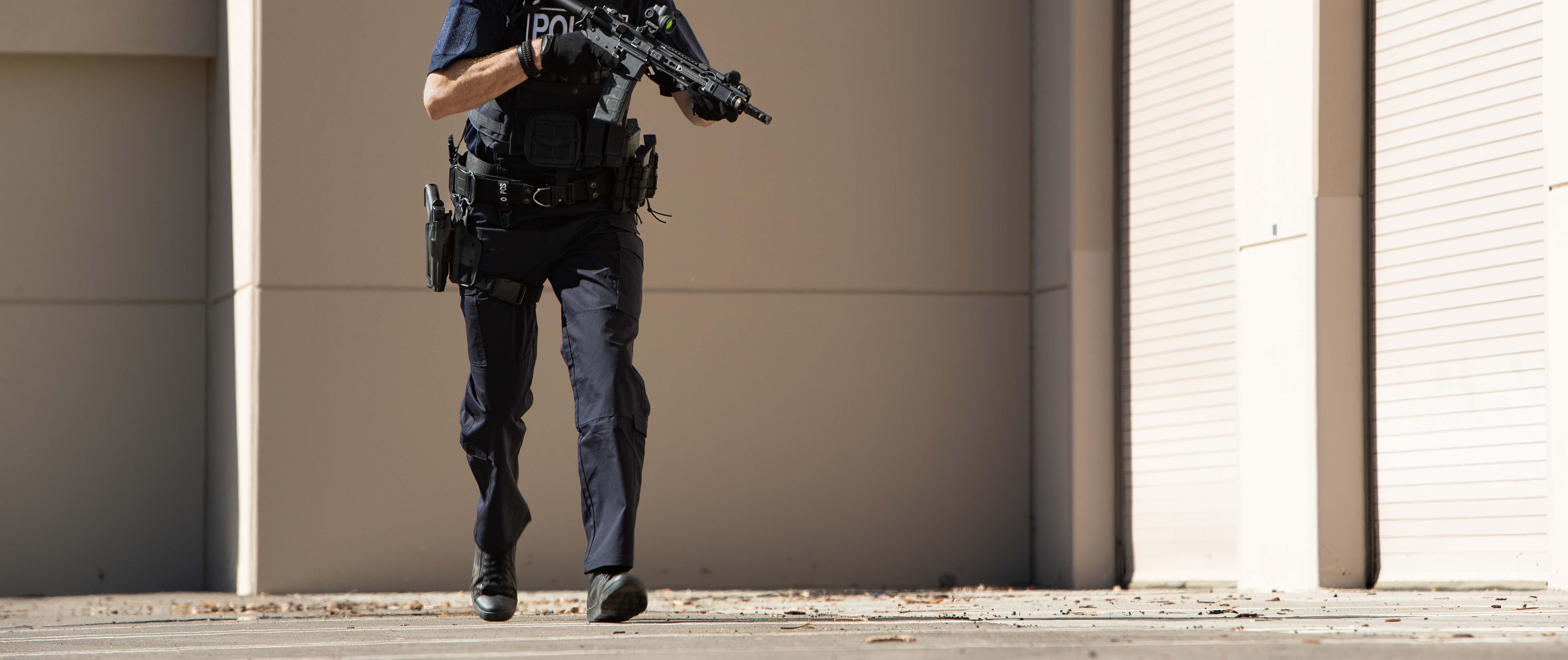 Image of a police officer moving running in sentinel tactical pants